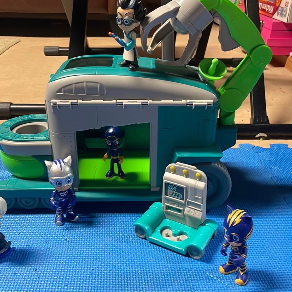 Pj mask figure Romeo and his vehicle play set